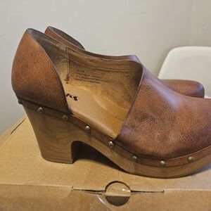 Korks Aurielle Tan Leather Studded Mules